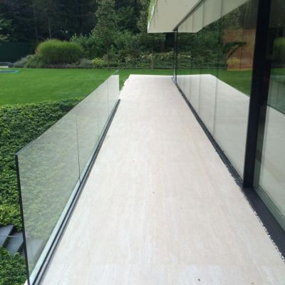 Balkon met glazen wand